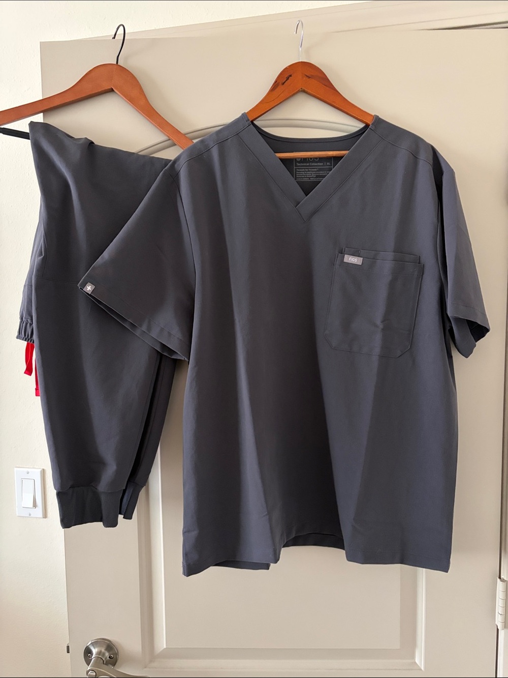 Figs Men's V-Neck Scrub Set in Charcoal Top XL and Jogger Bottoms L